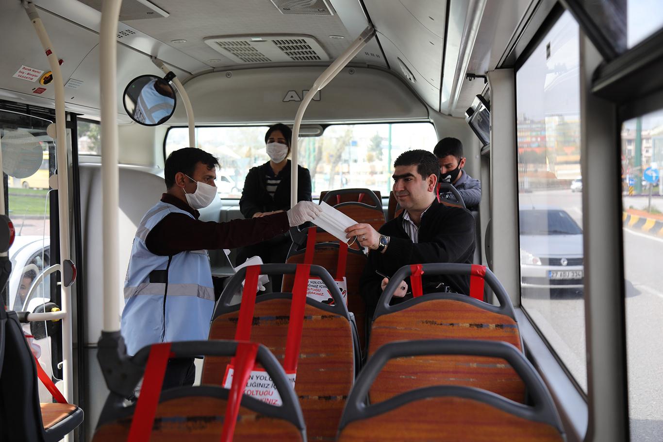 ​Gaziantep’te toplu ulaşımı kullanan vatandaşlara maske dağıtıldı